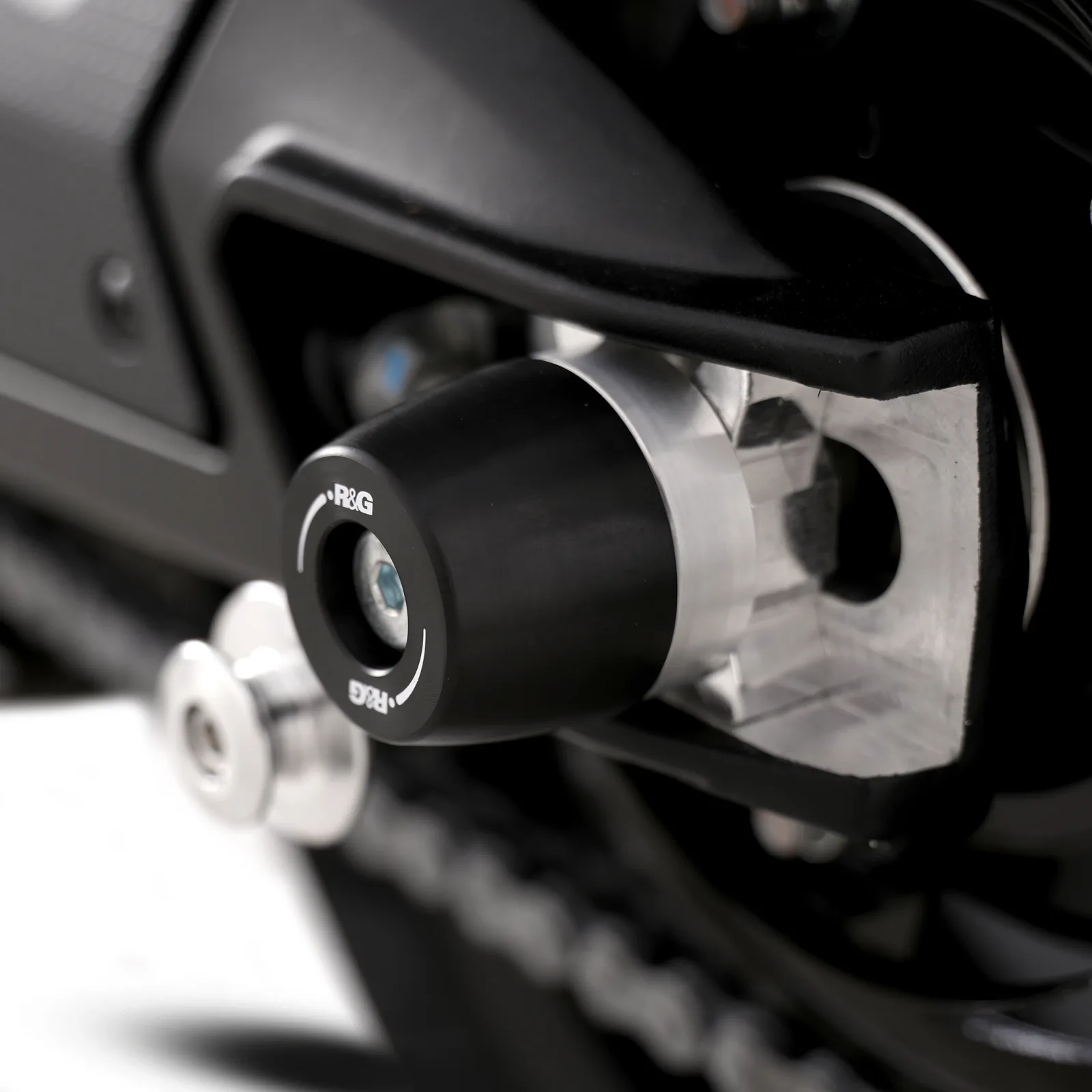 R&G Протектори за шарнир APEX за Aprilia RS 660 (2025+), RS 660 Factory (2025+), Tuono 660 Factory (2025+), Tuono 660 (2025+)