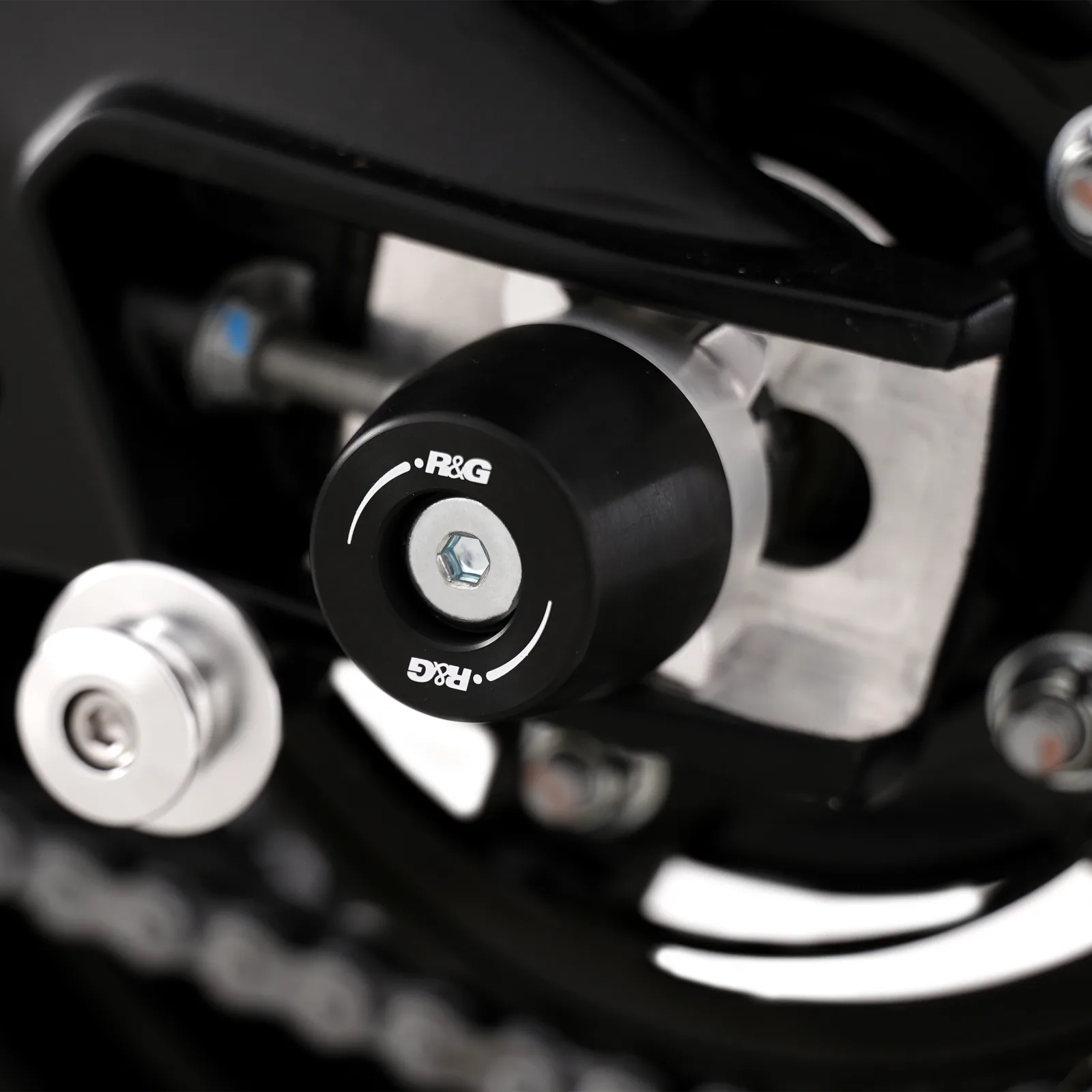 R&G Протектори за шарнир APEX за Aprilia RS 660 (2025+), RS 660 Factory (2025+), Tuono 660 Factory (2025+), Tuono 660 (2025+)