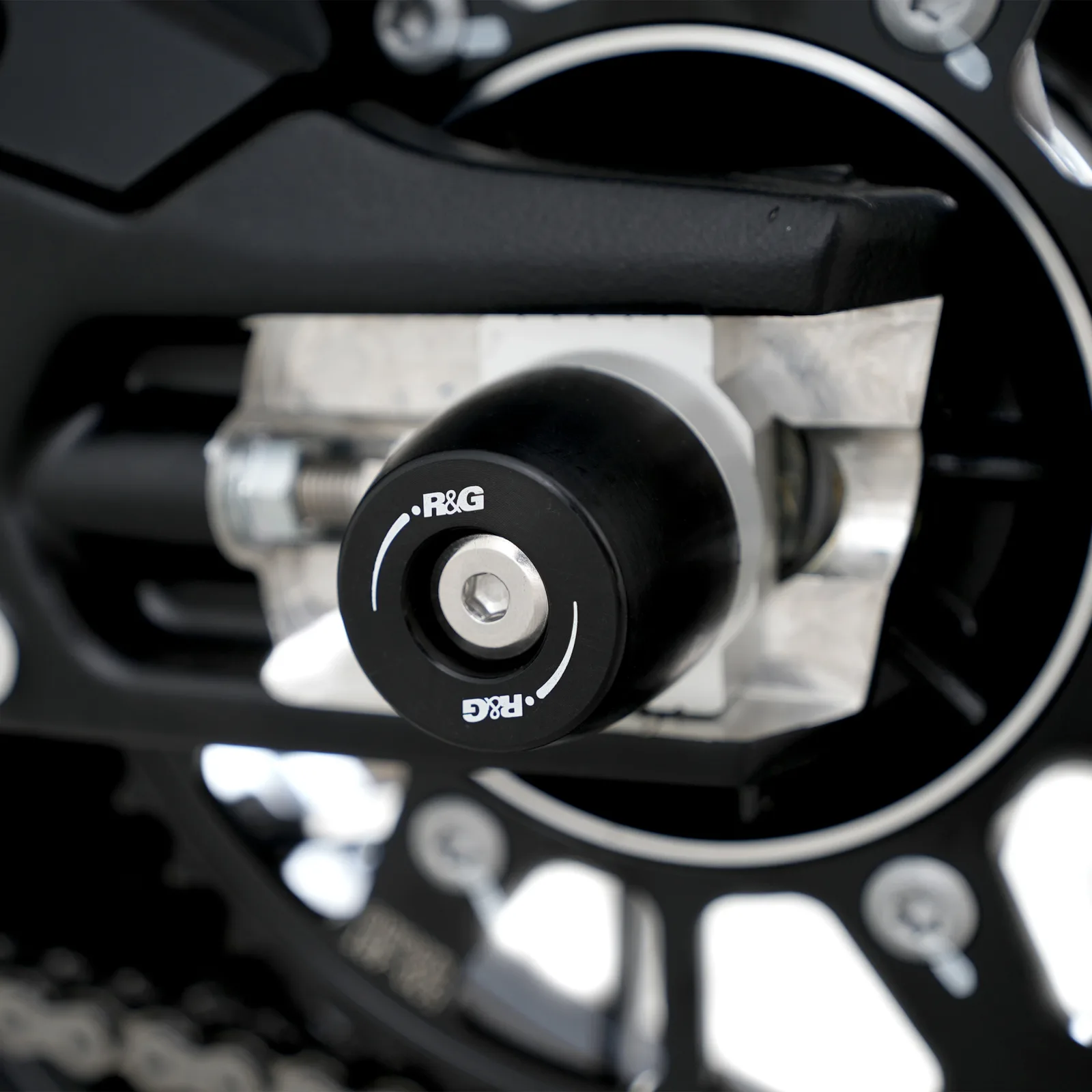R&G Протектори за шарнир APEX за CF Moto 675 NK (2025+), 675 SR-R (2025+)