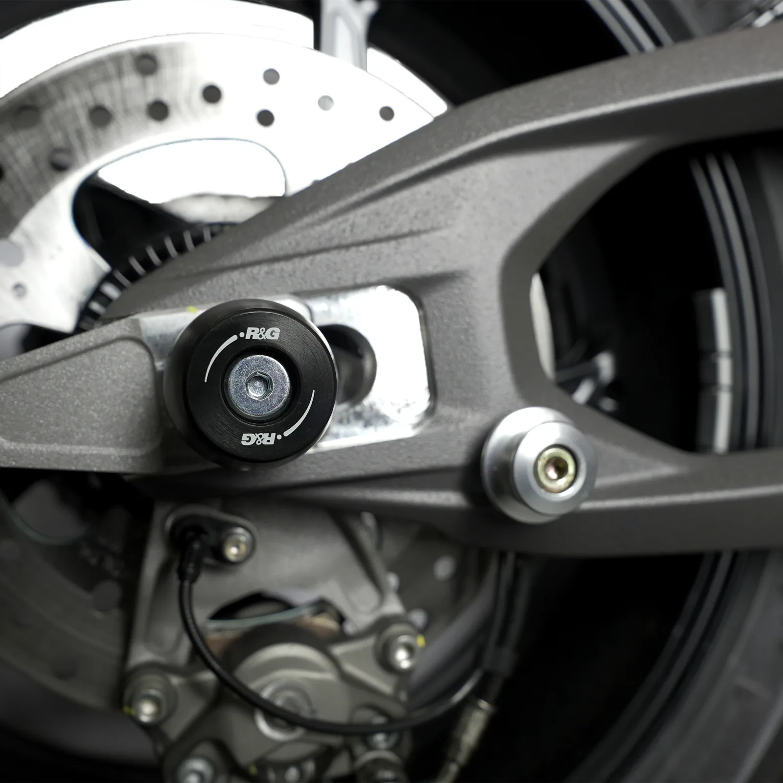 R&G Протектори за шарнир APEX за Ducati Panigale V4 (2025+), Streetfighter V4 (2025+), Streetfighter V4 S (2025+) и др.
