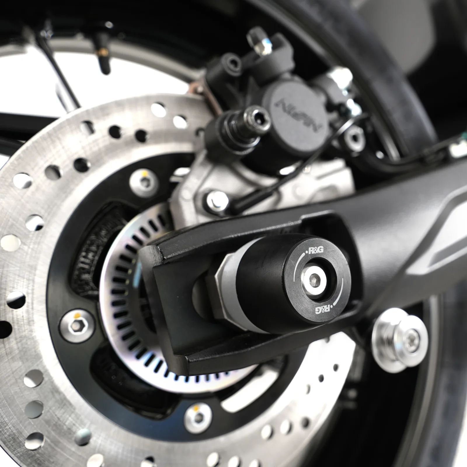 R&G Протектори за шарнир APEX за Suzuki GSX-8S (2023+), V-Strom 800 (2023+), GSX-8R (2024+), GSX-8T (2025+), GSX-8TT (2025+)