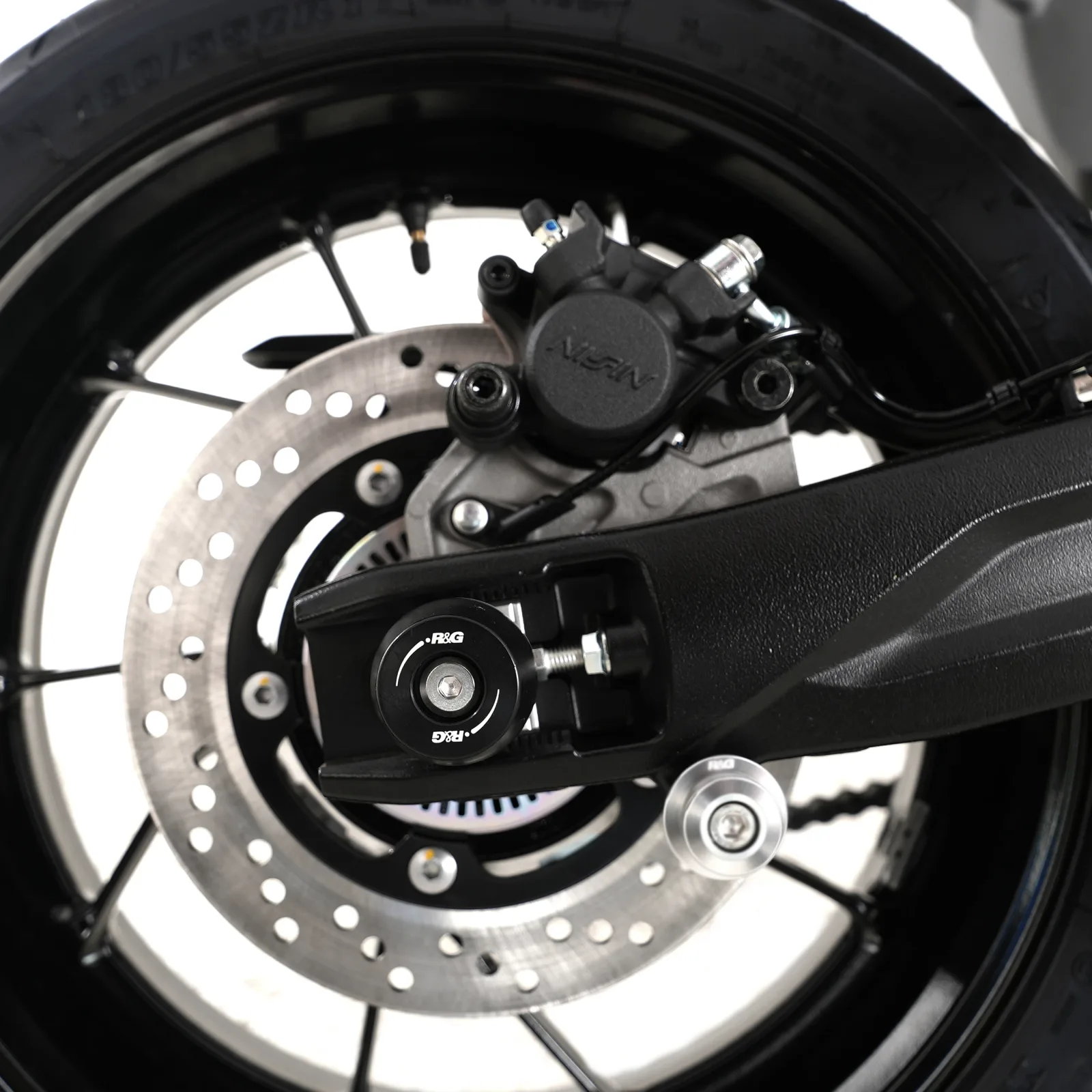 R&G Протектори за шарнир APEX за Suzuki GSX-8S (2023+), V-Strom 800 (2023+), GSX-8R (2024+), GSX-8T (2025+), GSX-8TT (2025+)