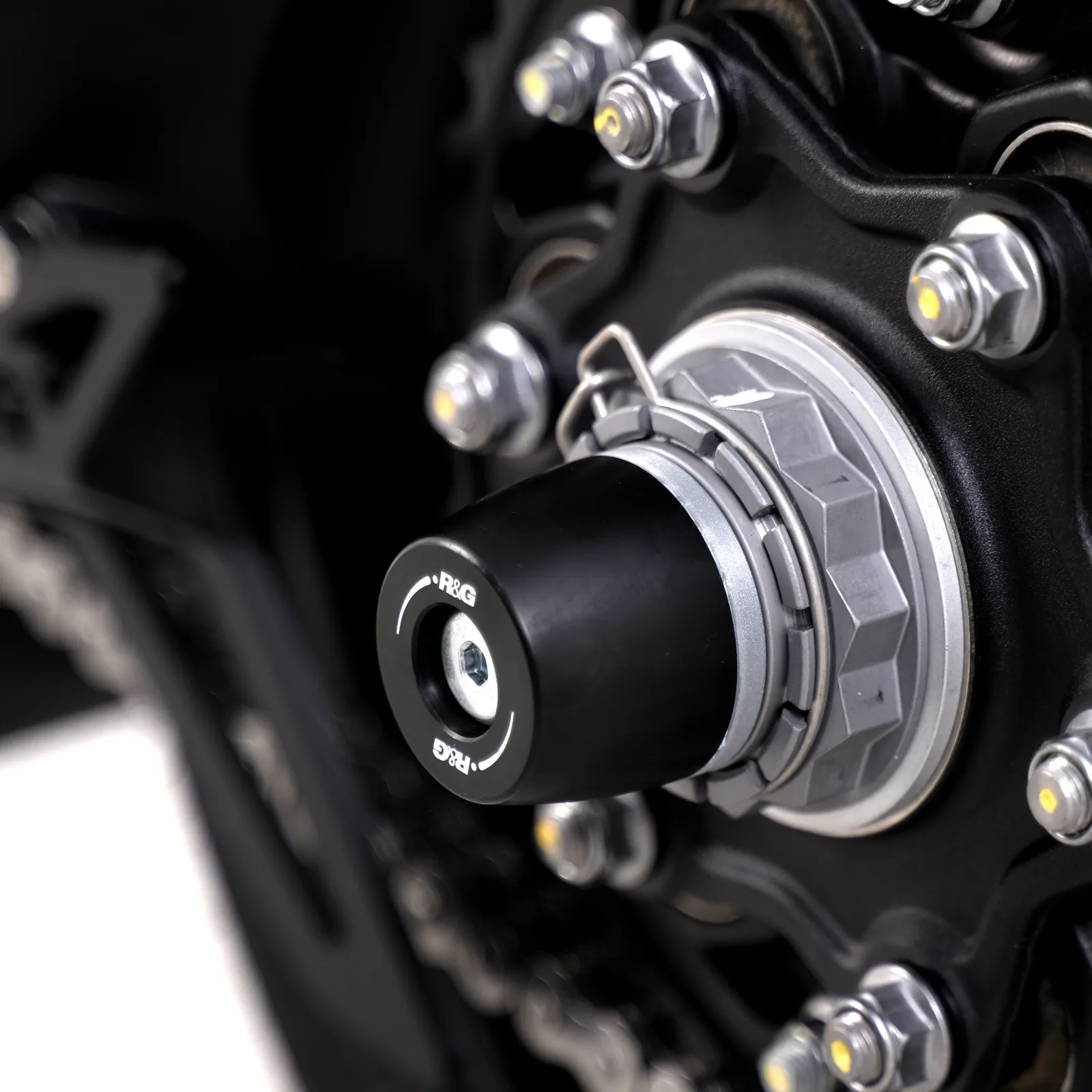 R&G Протектори за шарнир APEX за Triumph Speed Triple 1200 RR (2022+), Speed Triple 1200 RS (2025+) и др.