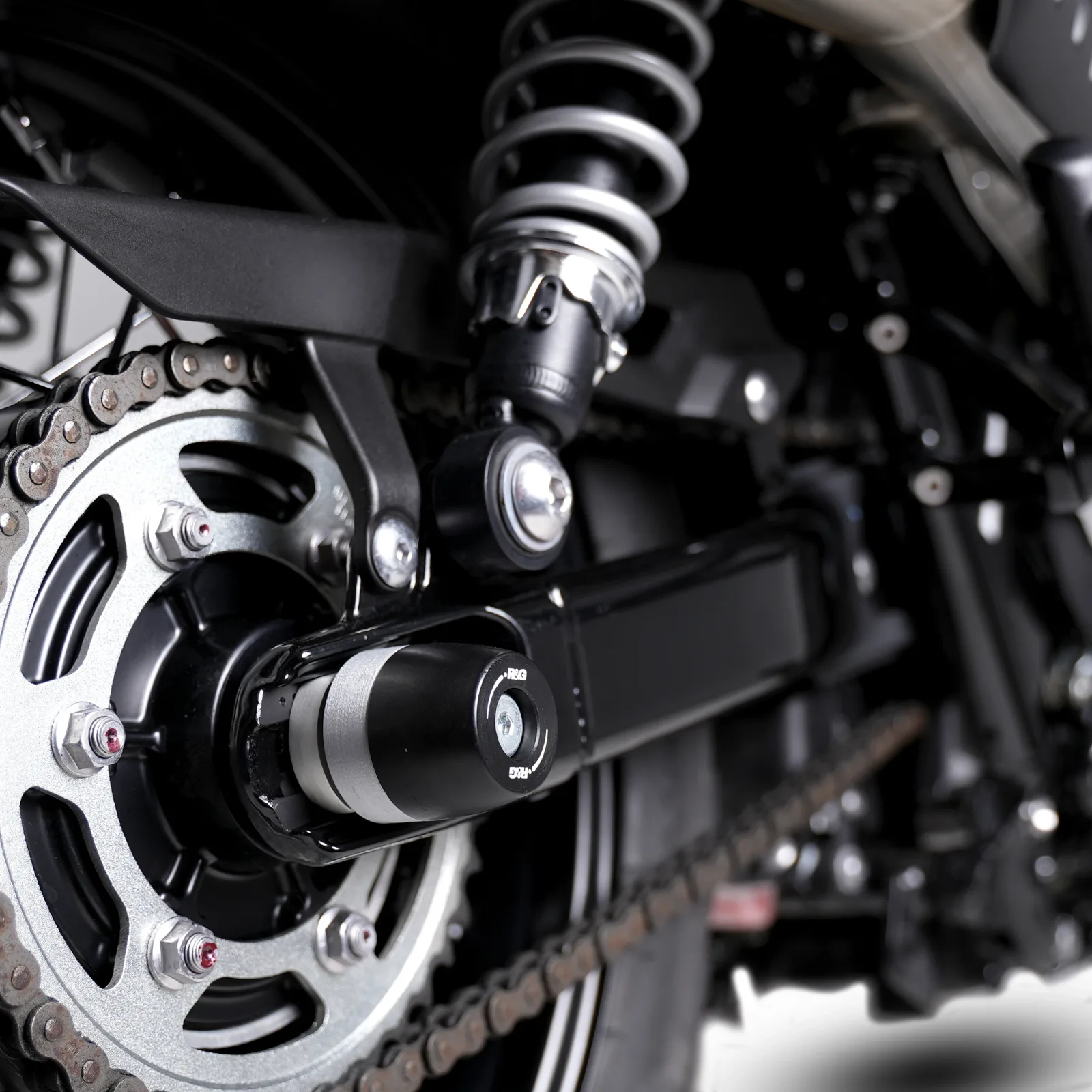 R&G Протектори за шарнир APEX за Triumph Speed Twin 1200 (2024+), Speed Twin 900 (2025+), Scrambler 900 (2023–2025)