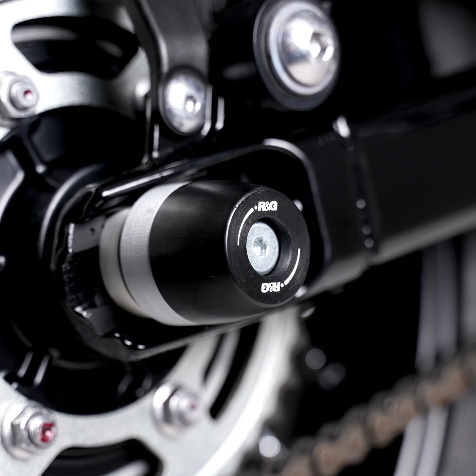 R&G Протектори за шарнир APEX за Triumph Speed Twin 1200 (2024+), Speed Twin 900 (2025+), Scrambler 900 (2023–2025)