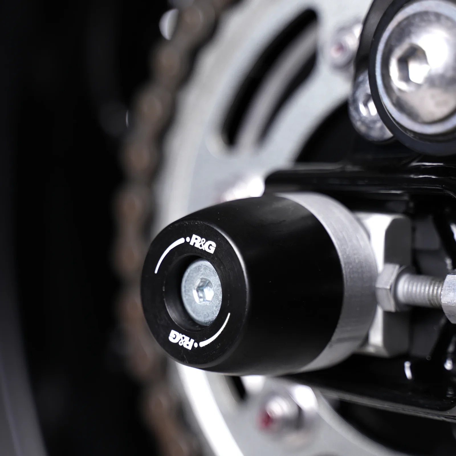 R&G Протектори за шарнир APEX за Triumph Speed Twin 1200 (2024+), Speed Twin 900 (2025+), Scrambler 900 (2023–2025)