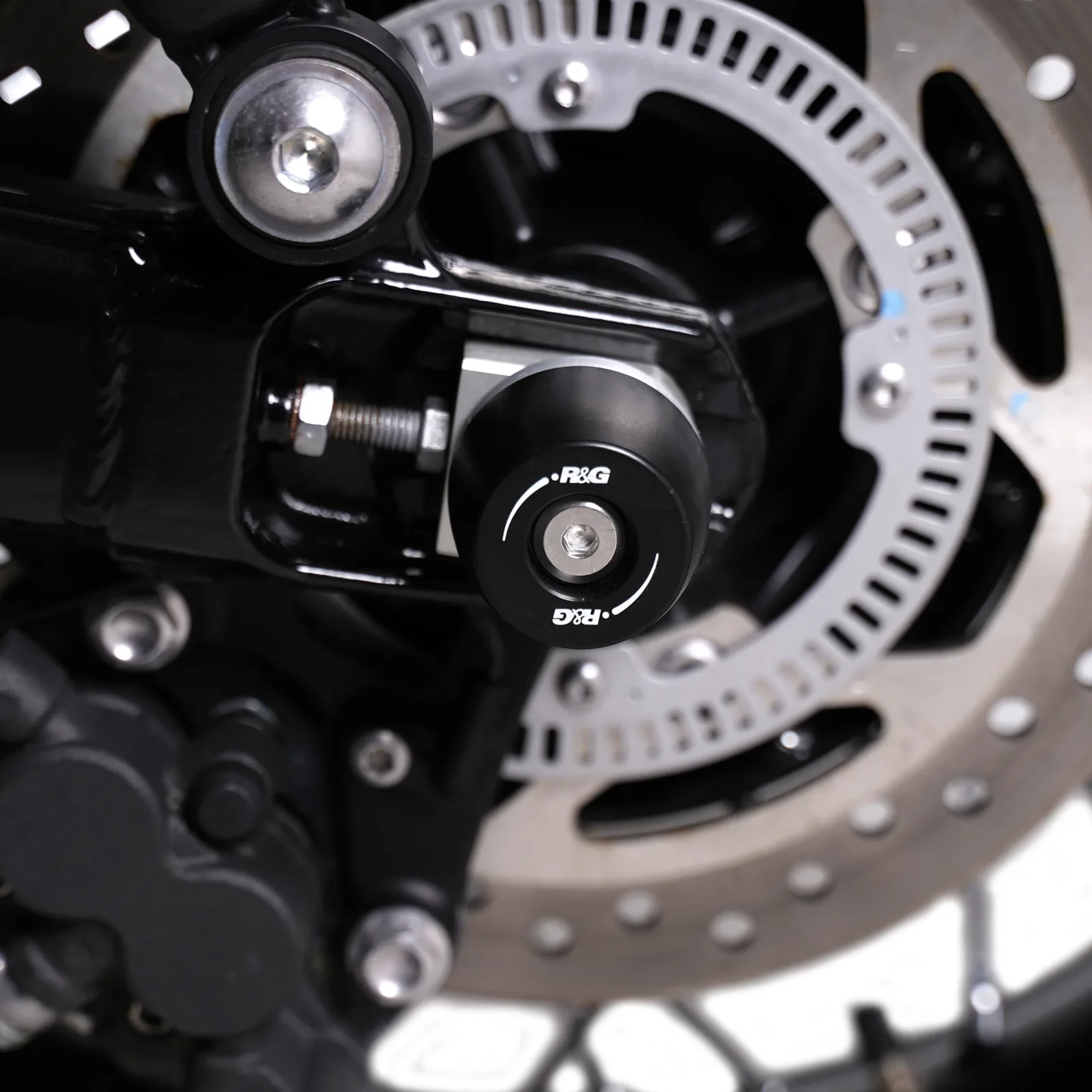 R&G Протектори за шарнир APEX за Triumph Speed Twin 1200 (2024+), Speed Twin 900 (2025+), Scrambler 900 (2023–2025)