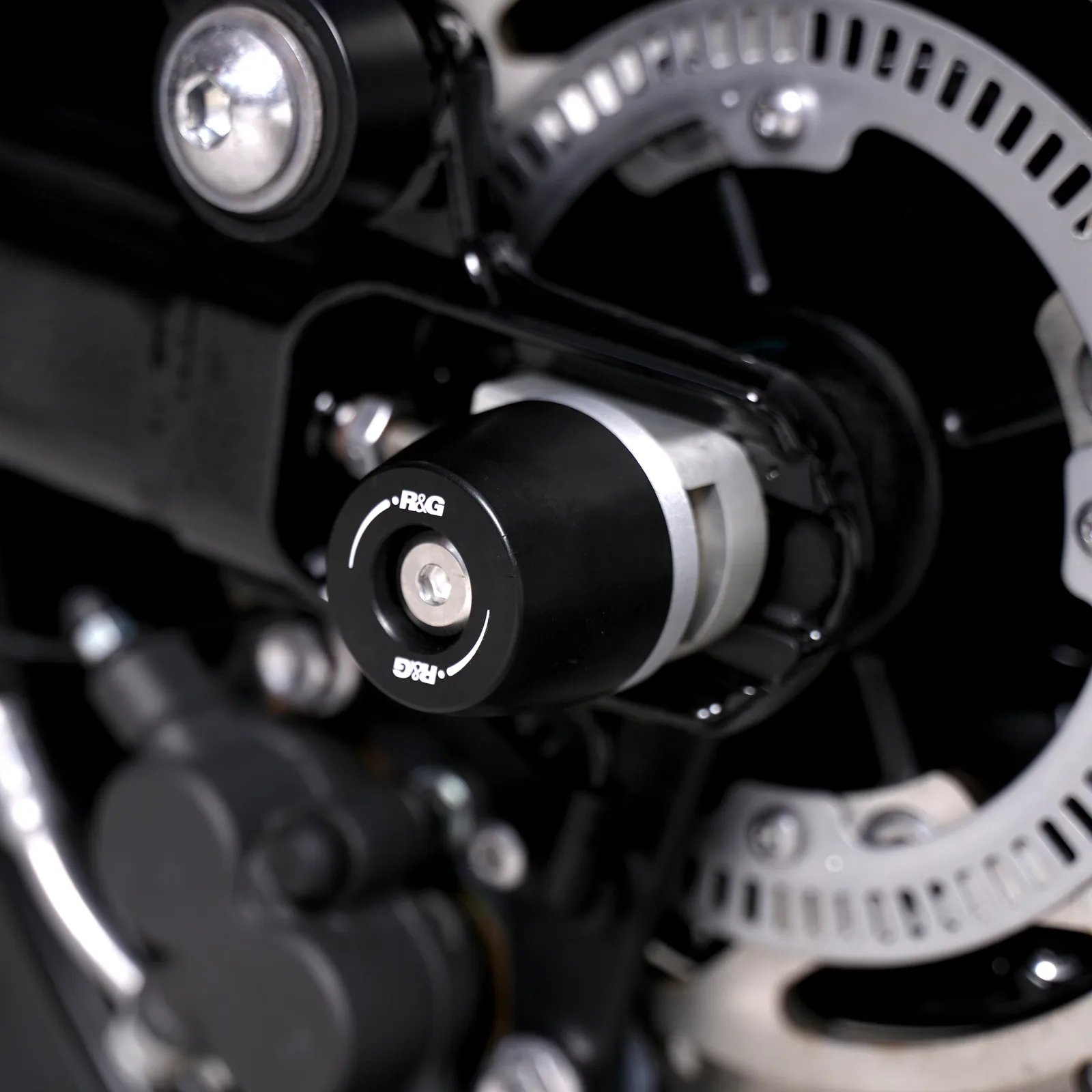 R&G Протектори за шарнир APEX за Triumph Speed Twin 1200 (2024+), Speed Twin 900 (2025+), Scrambler 900 (2023–2025)