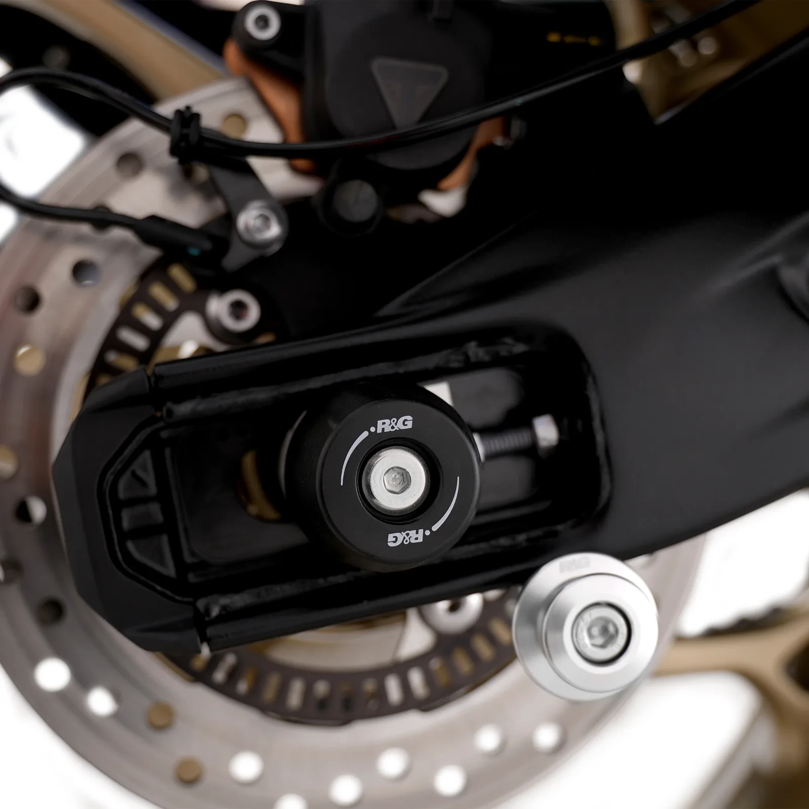 R&G Протектори за шарнир APEX за Triumph Street Triple 675 R (2016–2018), Street Triple 765 RS (2017+) и др.