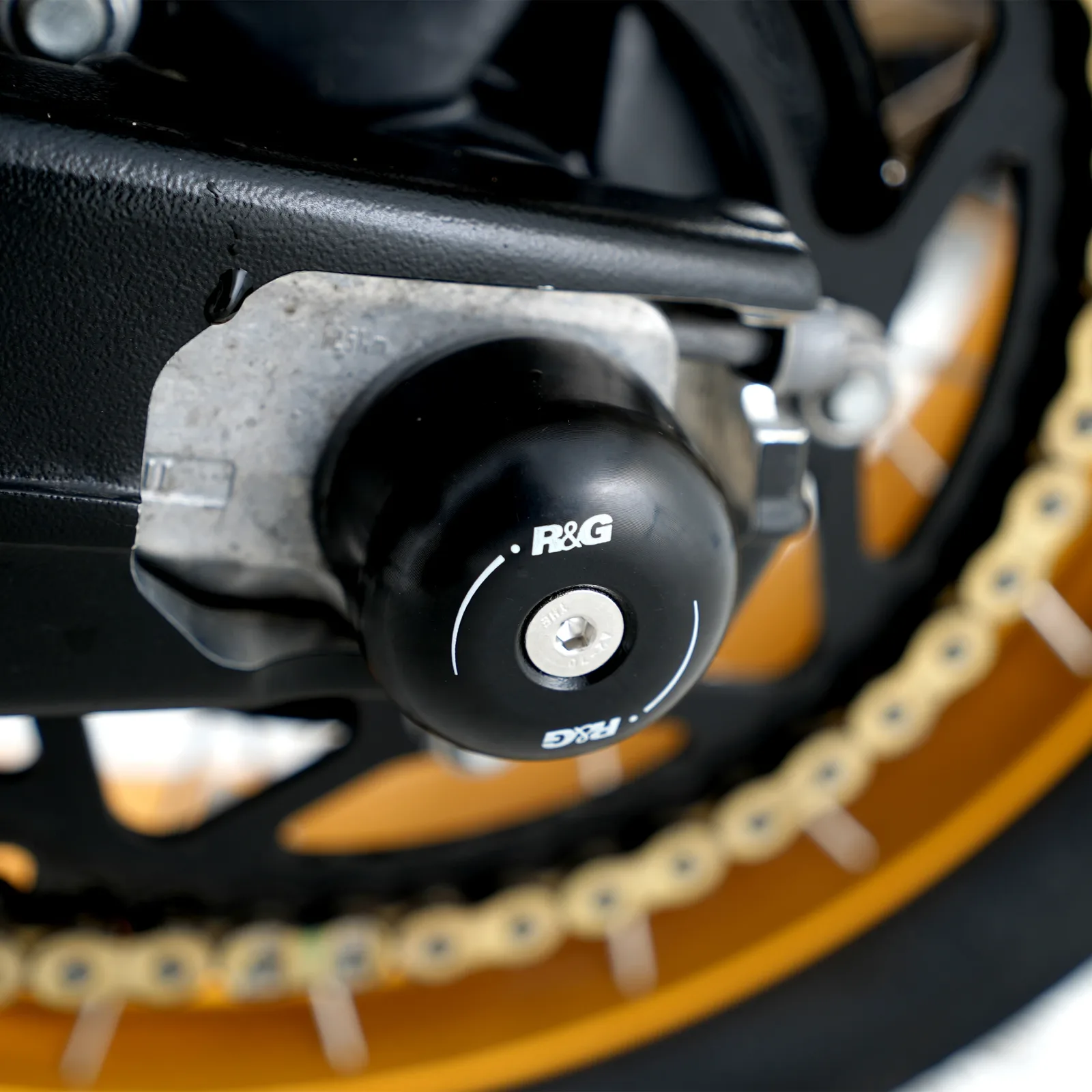 R&G Протектори за шарнир за Suzuki SV 1000S (2003–2009), SV 1000 (2003–2009), BMW S 1000 RR (2010+) и др.