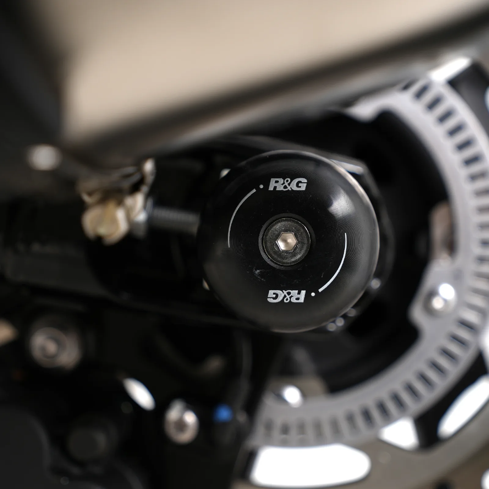 R&G Протектори за шарнир за Triumph Street Twin 900 (2016–2018), Thruxton 1200 R (2016–2018) и др.