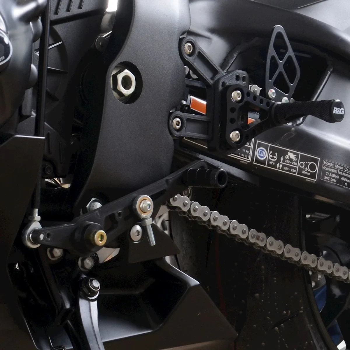 R&G Регулируеми степенки за Honda CBR 1000RR-R (2020–2023), CBR 1000RR-R SP (2020–2023)