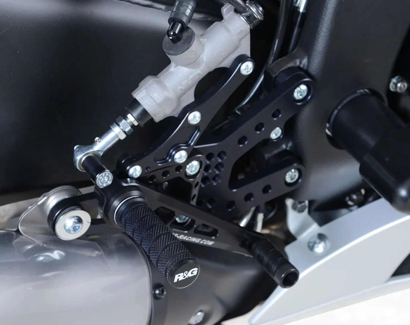 R&G Регулируеми степенки за Yamaha YZF-R6 (2006–2016)