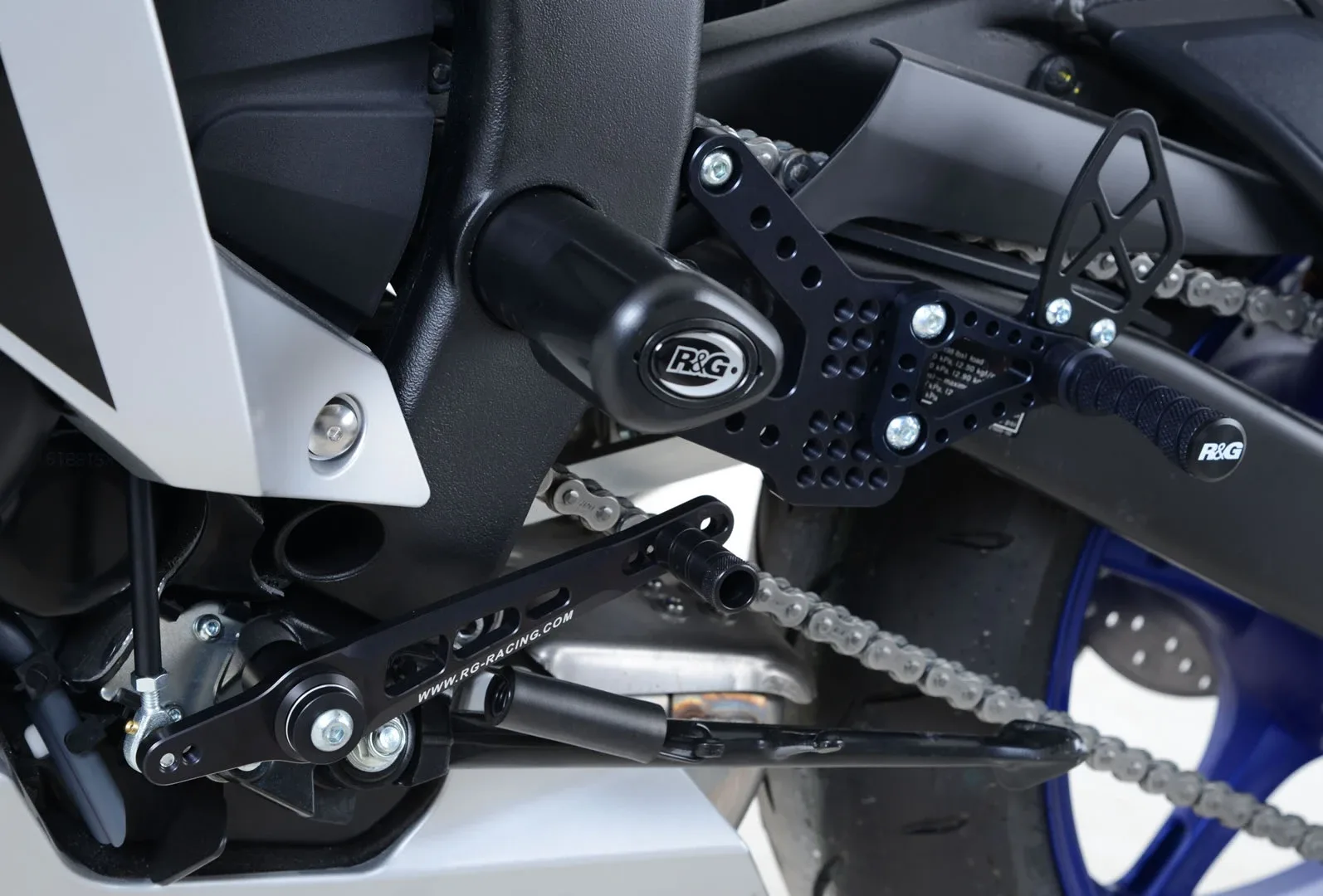 R&G Регулируеми степенки за Yamaha YZF-R6 (2006–2016)