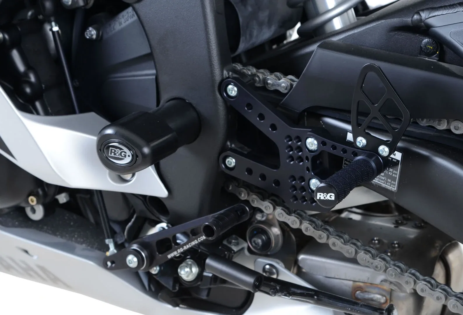 R&G Регулируеми степенки за Yamaha YZF-R6 (2006–2016)