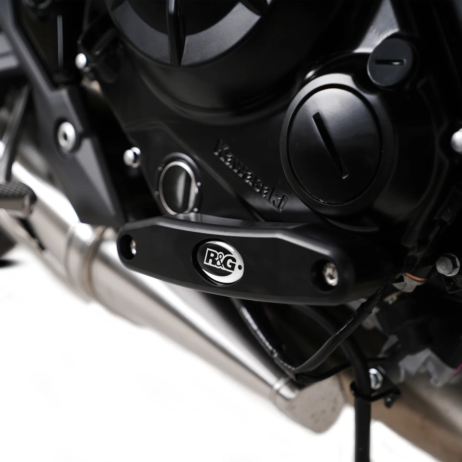 R&G Слайдер за двигател (дясна страна) за Kawasaki Z650 (2017+), Z650RS (2021+), Z650 S (2026+)
