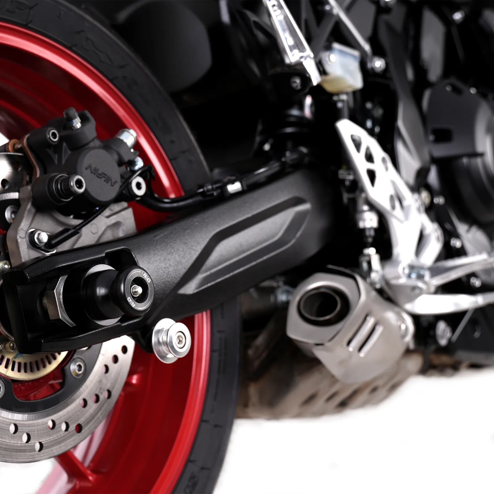 R&G Слайдери за ос за Suzuki GSX-8S (2023+), V-Strom 800 (2023+), GSX-8R (2024+), GSX-8T (2025+), GSX-8TT (2025+)