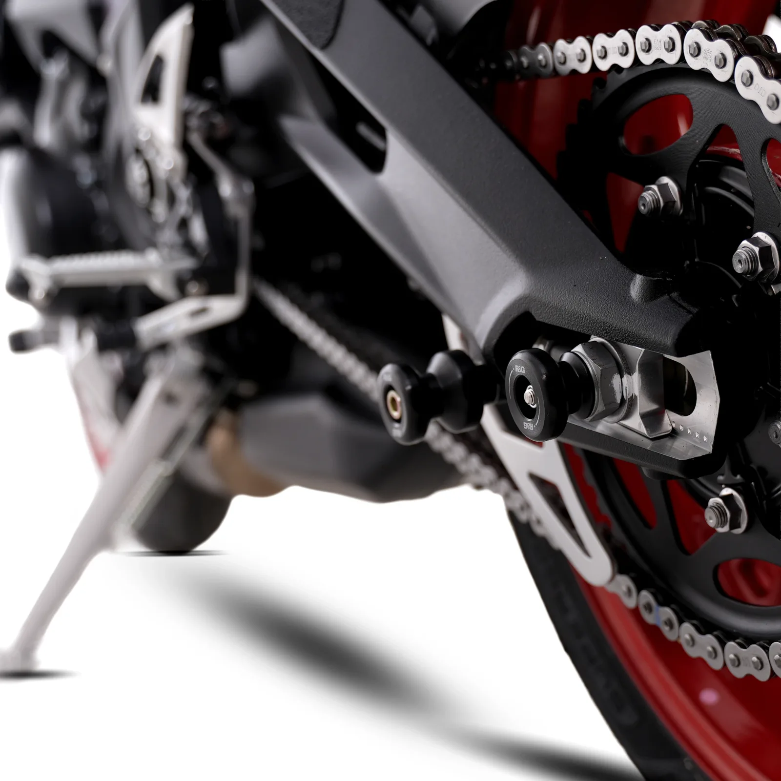 R&G Слайдери за ос за Triumph Daytona 675 (2006–2016), Street Triple 675 (2007–2012) и др.