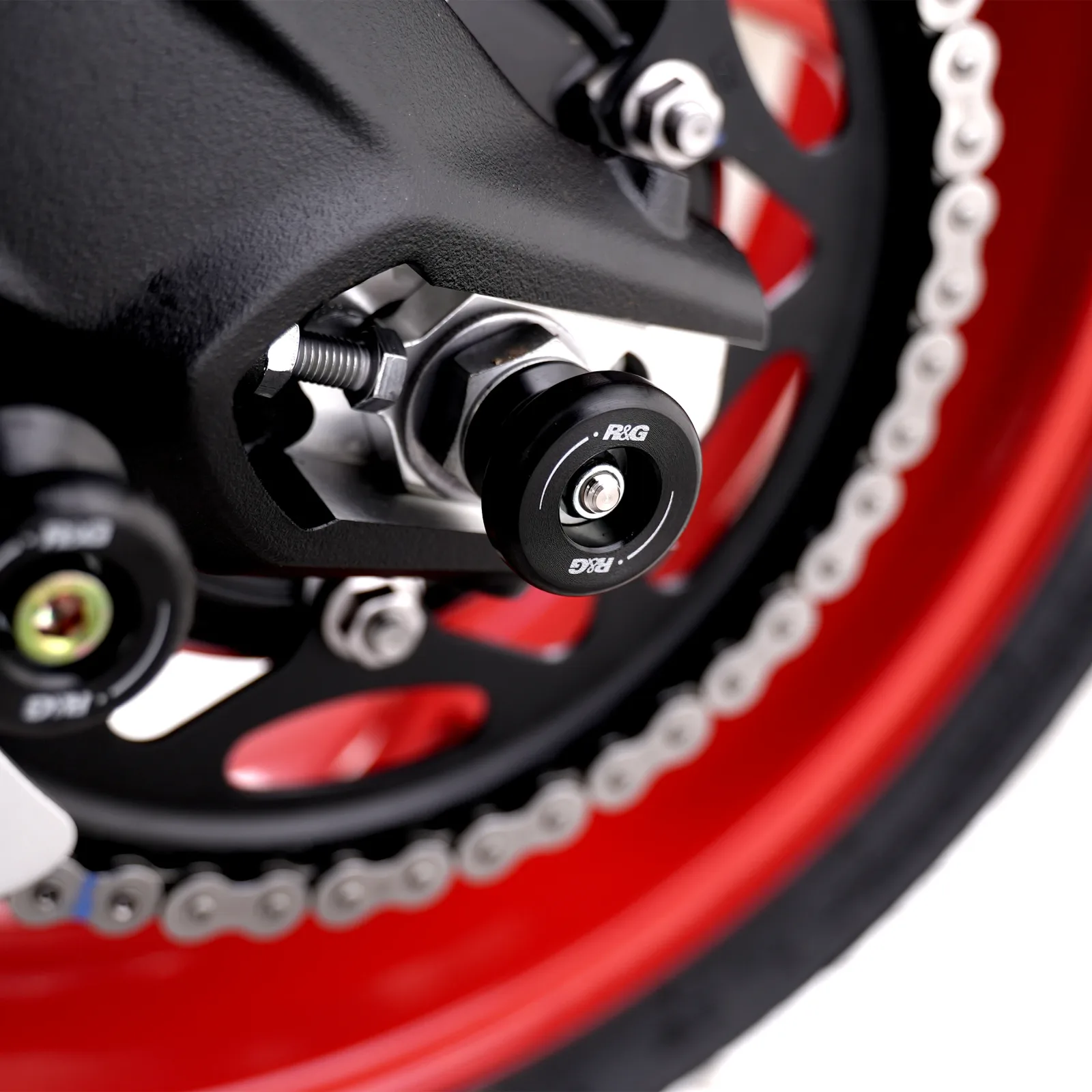 R&G Слайдери за ос за Triumph Daytona 675 (2006–2016), Street Triple 675 (2007–2012) и др.
