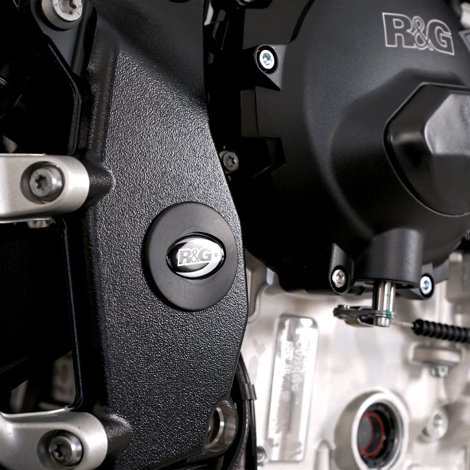 R&G Тапи за рама (дясна страна) за BMW S 1000 RR (2019–2022), S 1000 XR (2020+), S 1000 R (2021+), M 1000 RR (2021–2022) и др.