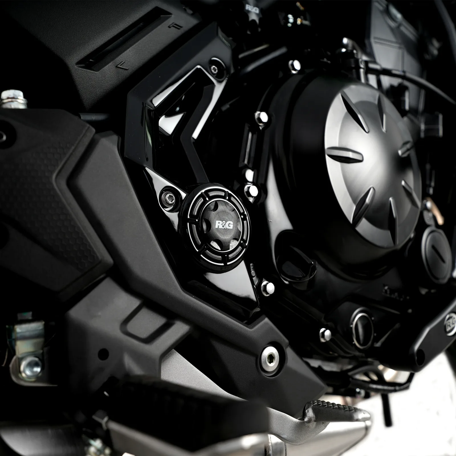 R&G Тапи за рама (дясна страна) за Kawasaki Z650 (2017+), Ninja 650 (2017+), Z650RS (2021+), Z650 S (2026+)