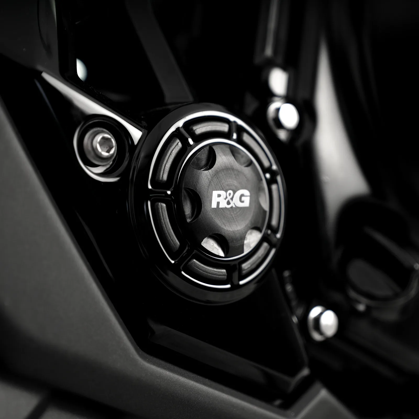 R&G Тапи за рама (дясна страна) за Kawasaki Z650 (2017+), Ninja 650 (2017+), Z650RS (2021+), Z650 S (2026+)