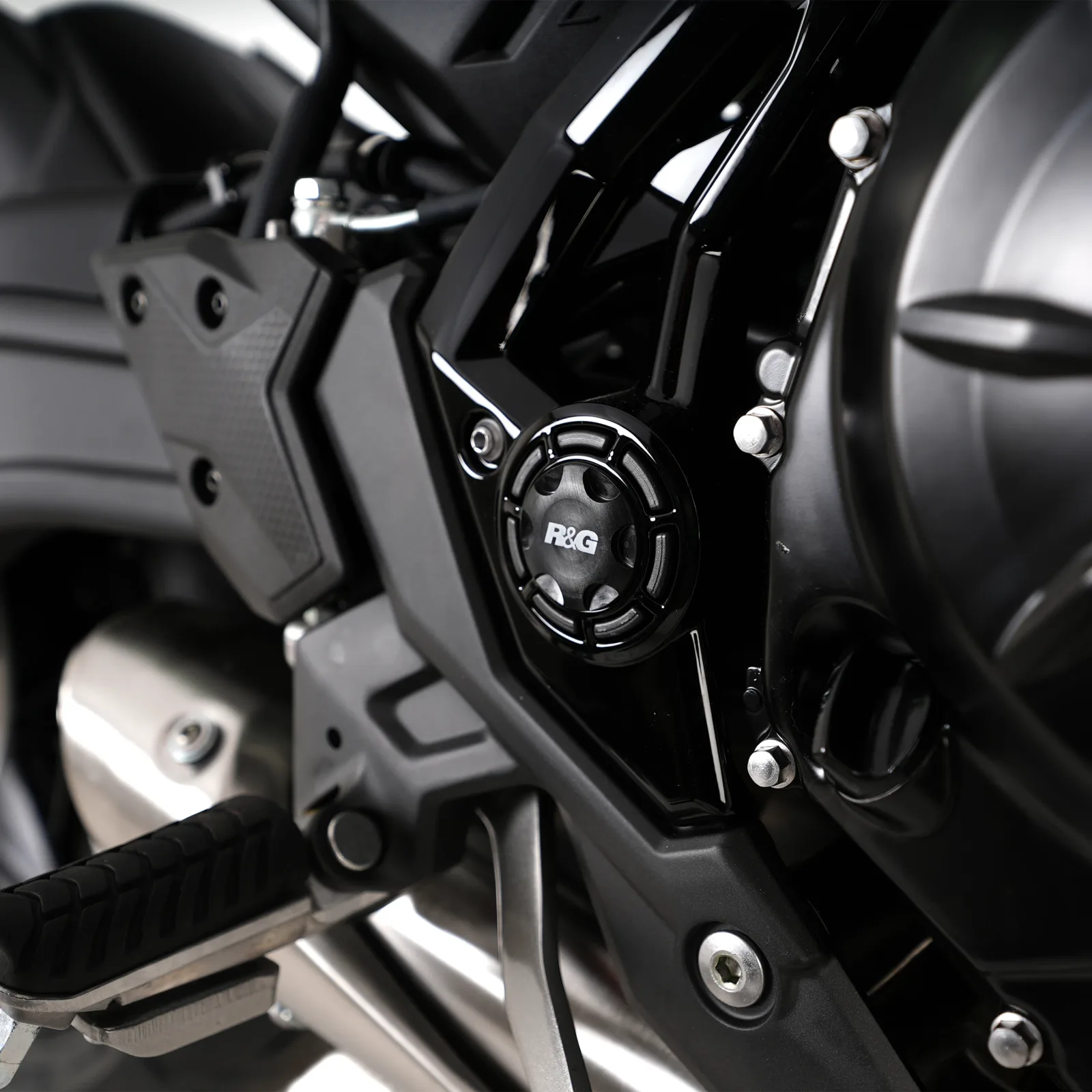 R&G Тапи за рама (дясна страна) за Kawasaki Z650 (2017+), Ninja 650 (2017+), Z650RS (2021+), Z650 S (2026+)