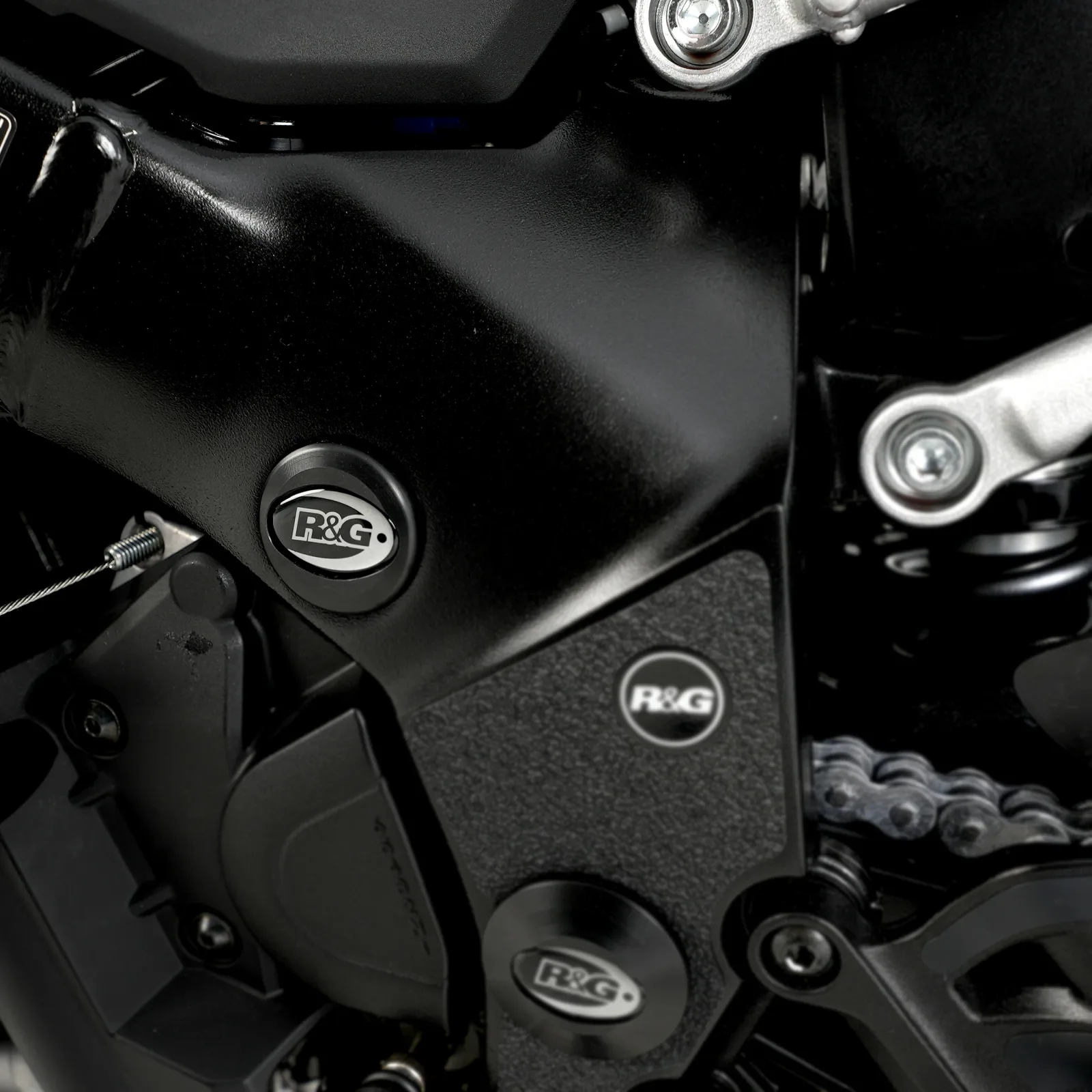R&G Тапи за рама (горни) (лява страна) (дясна страна) за Suzuki GSX-S 1000 (2015+), GSX-S 1000F (2015–2020), GSX-S 1000 Katana (2019+) и др.