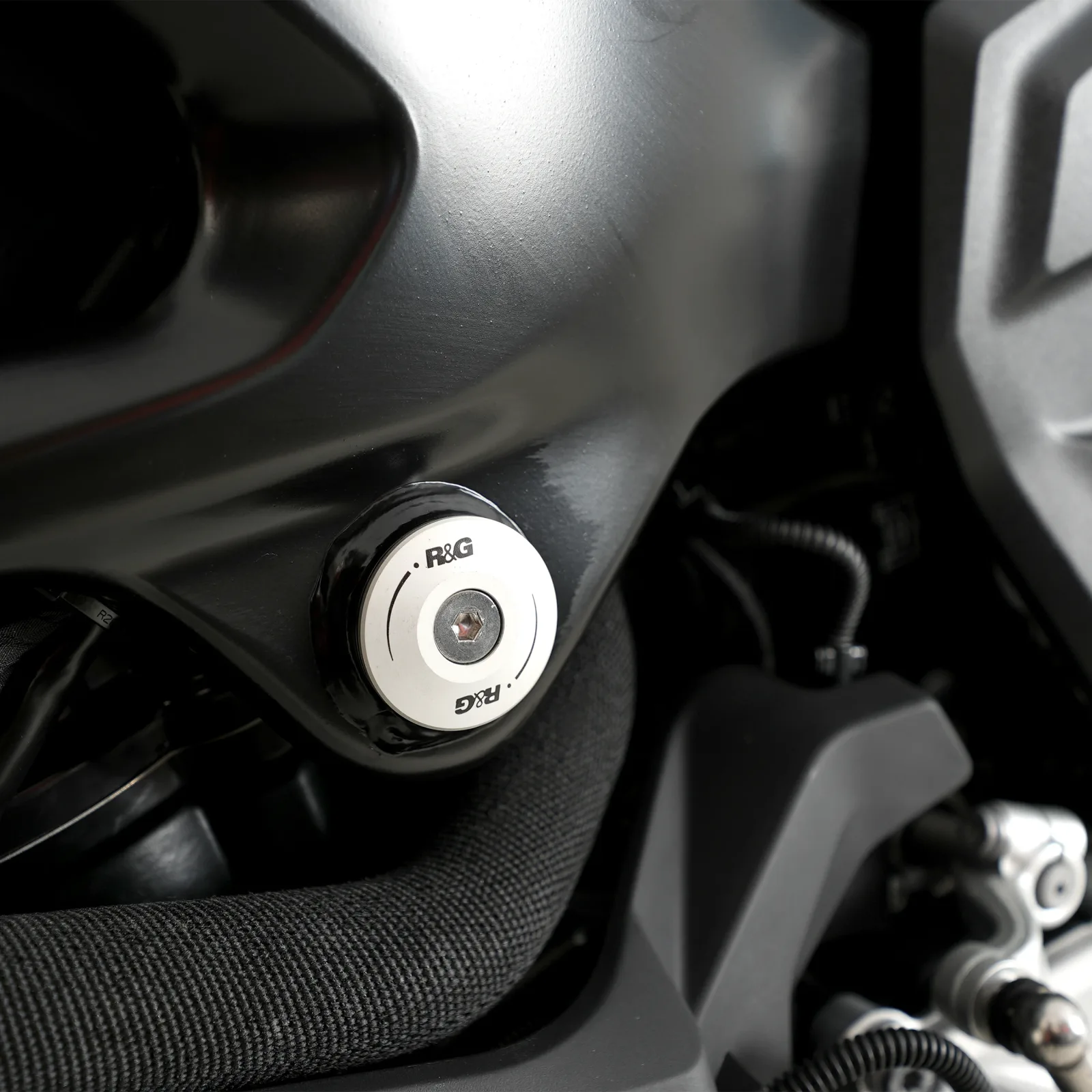 R&G Тапи за рама (лява страна) за BMW F 850 GS Adventure (2019–2025), F 900 R (2020+), F 850 GS (2022–2025) и др. (FI0185SI)
