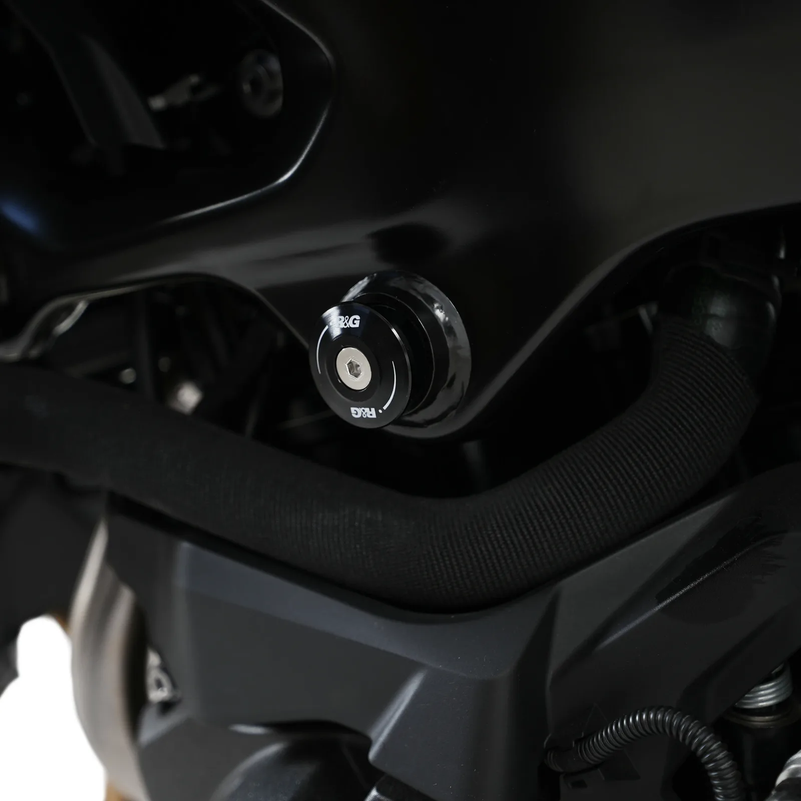 R&G Тапи за рама (лява страна) за BMW F 850 GS Adventure (2019–2025), F 900 R (2020+), F 850 GS (2022–2025) и др. (FI0186BK)