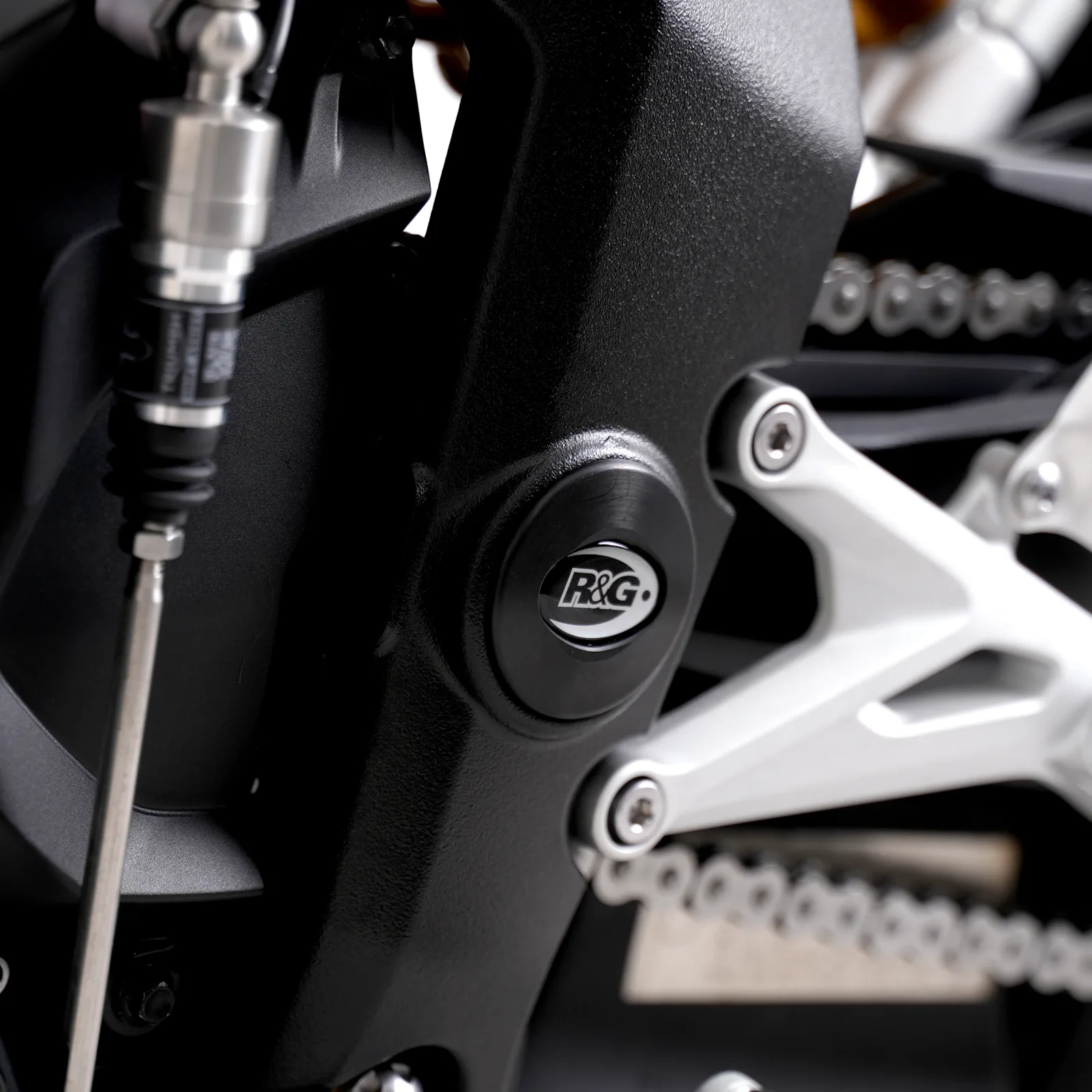 R&G Тапи за рама (лява страна) за BMW S 1000 XR (2015–2019), Triumph Speed Triple 1200 RS (2021+) и др.