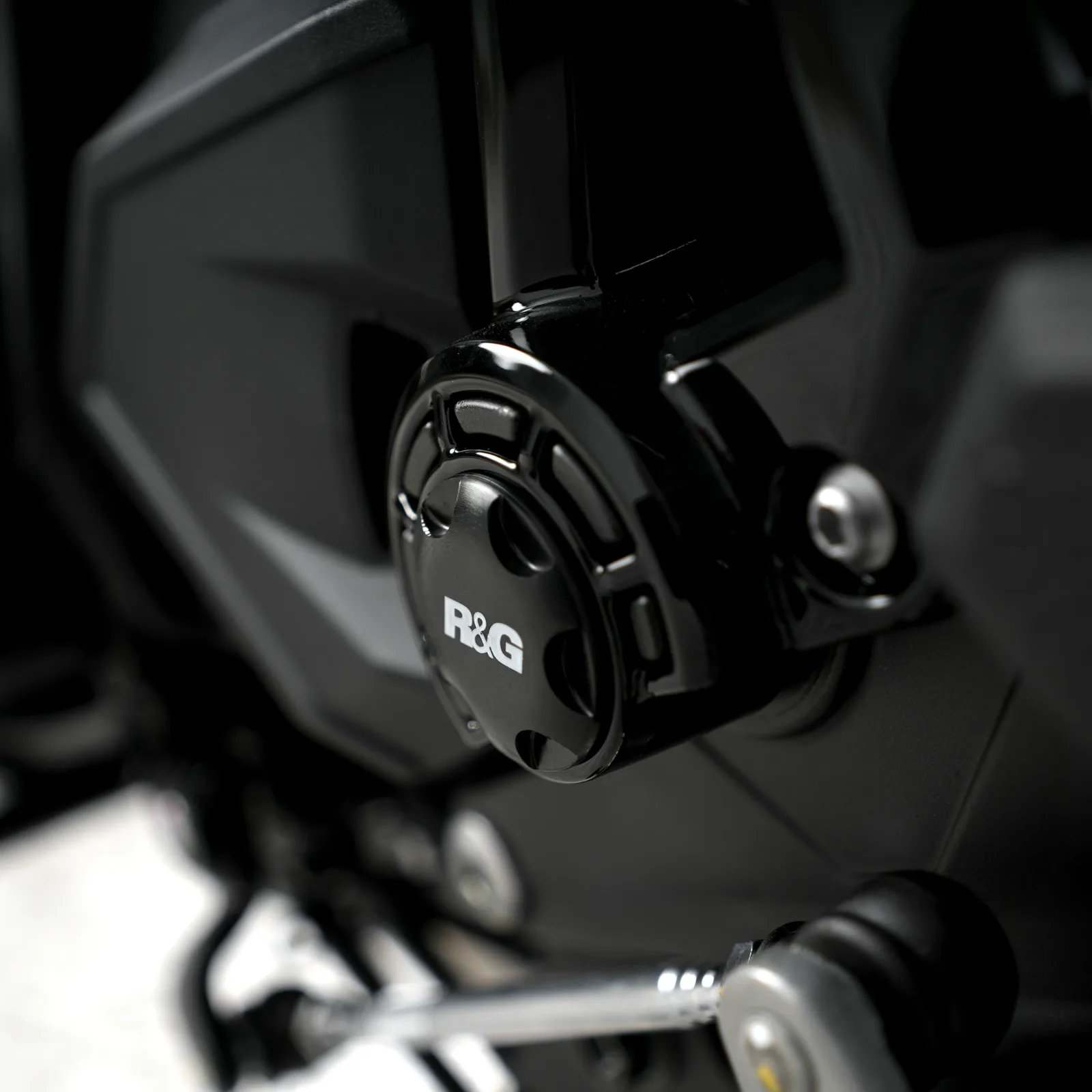 R&G Тапи за рама (лява страна) за Kawasaki Z650 (2017+), Ninja 650 (2017–2020, 2025+), Z650RS (2021+), Z650 S (2026+)