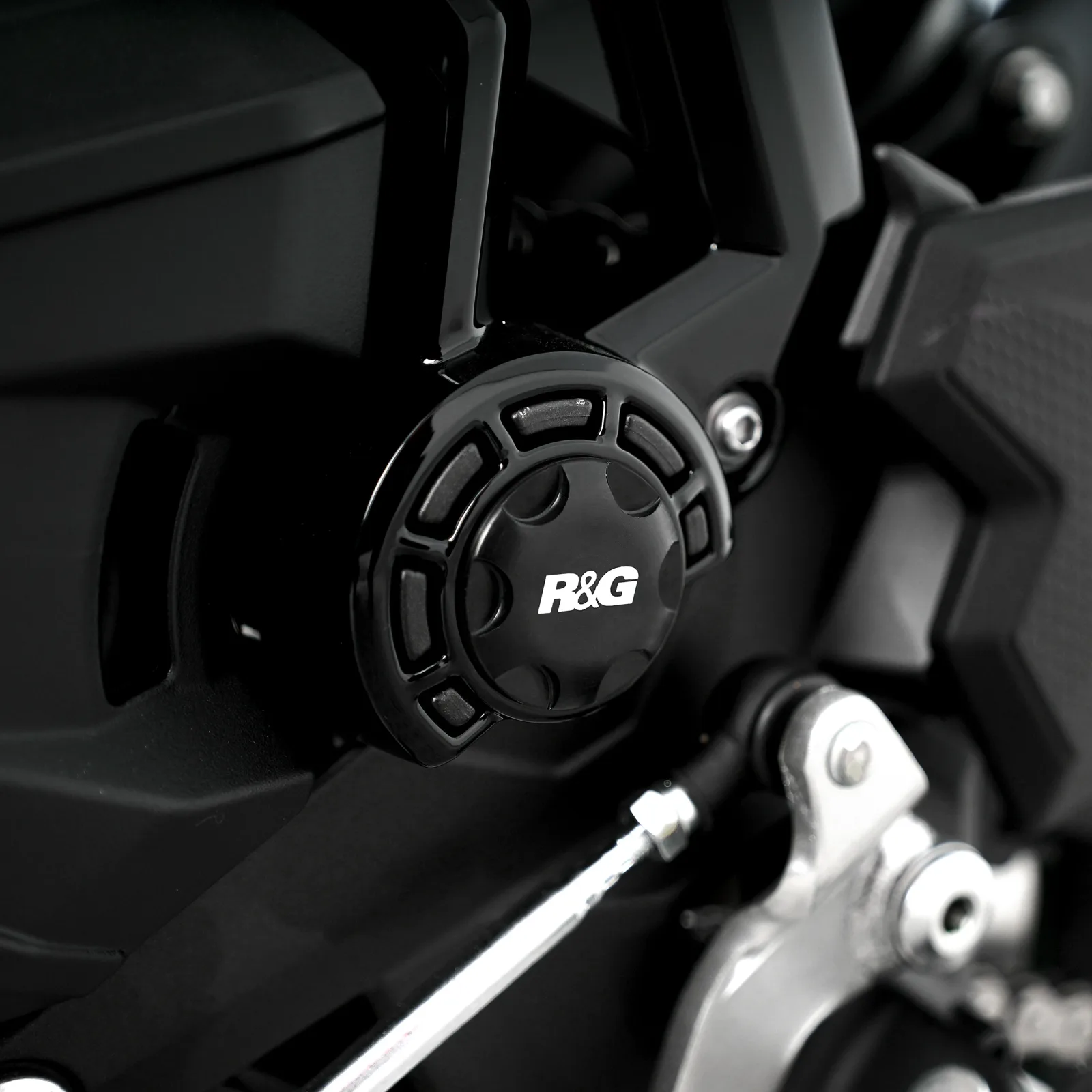 R&G Тапи за рама (лява страна) за Kawasaki Z650 (2017+), Ninja 650 (2017–2020, 2025+), Z650RS (2021+), Z650 S (2026+)