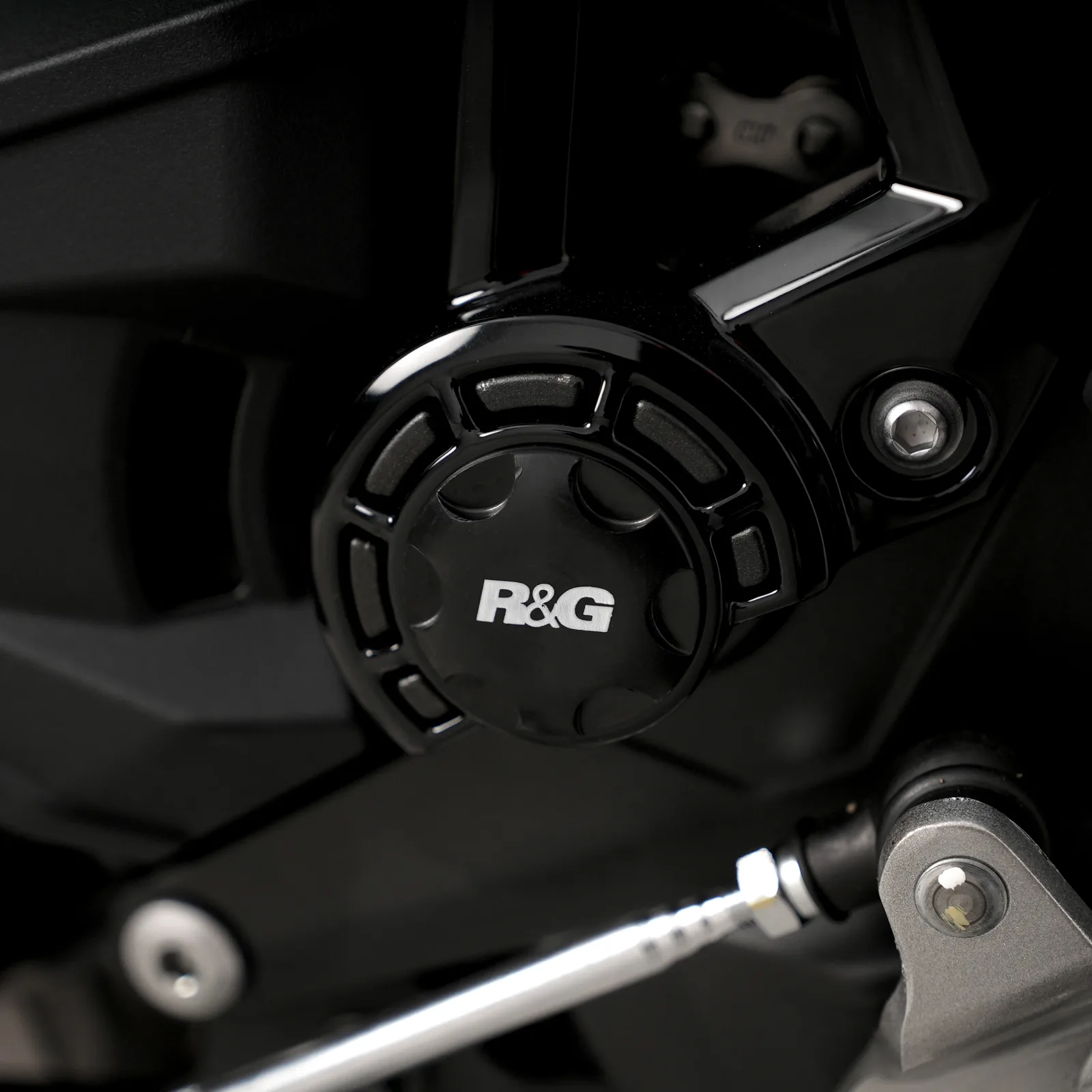 R&G Тапи за рама (лява страна) за Kawasaki Z650 (2017+), Ninja 650 (2017–2020, 2025+), Z650RS (2021+), Z650 S (2026+)