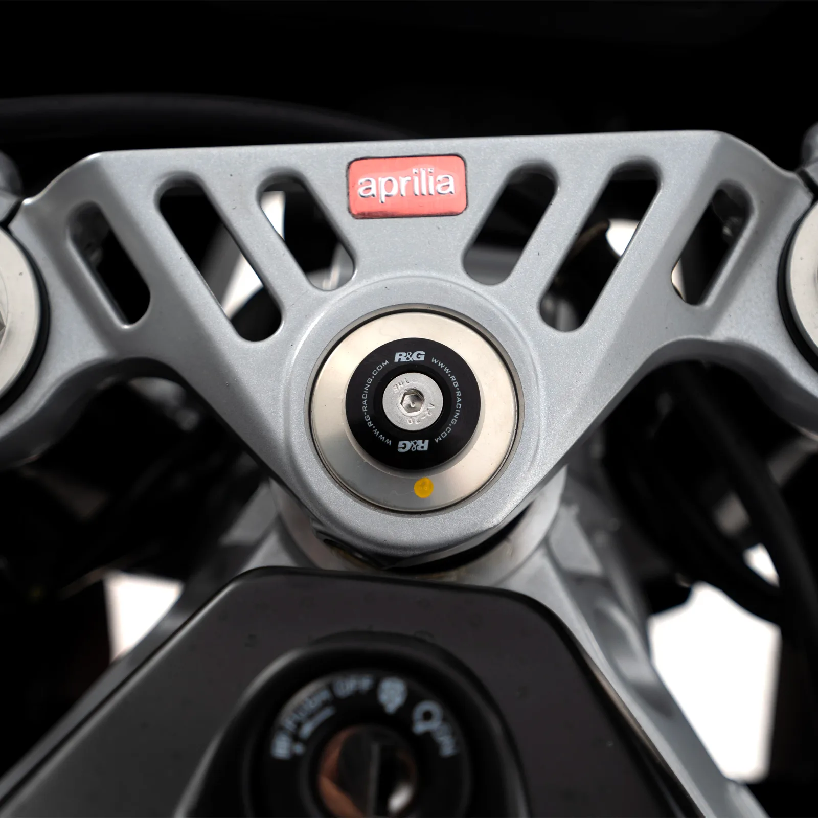 R&G Тапи за рама за Aprilia RSV4 1100 Factory (2019–2024), Moto Guzzi V85 TT (2019–2023) и др.