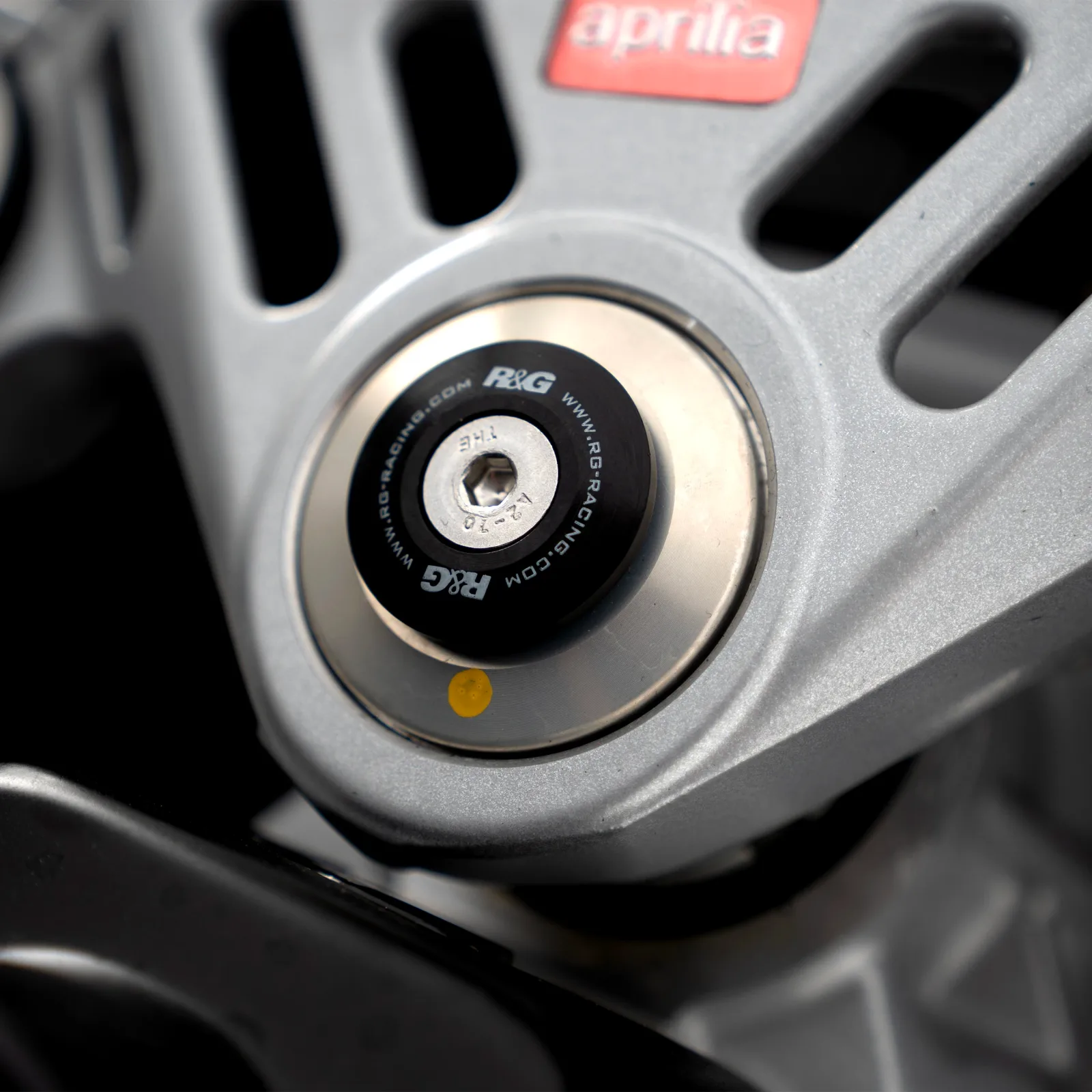 R&G Тапи за рама за Aprilia RSV4 1100 Factory (2019–2024), Moto Guzzi V85 TT (2019–2023) и др.