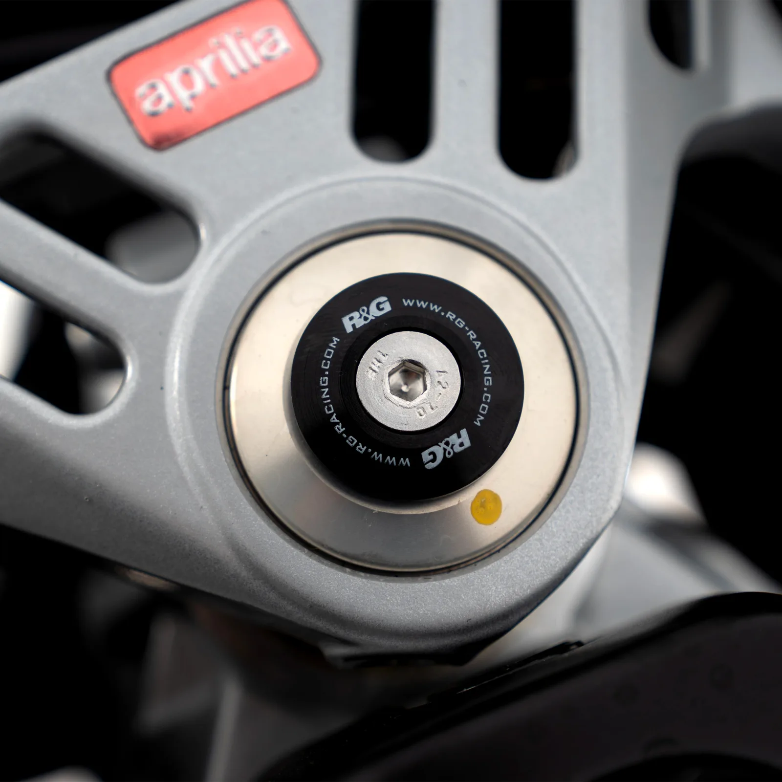 R&G Тапи за рама за Aprilia RSV4 1100 Factory (2019–2024), Moto Guzzi V85 TT (2019–2023) и др.