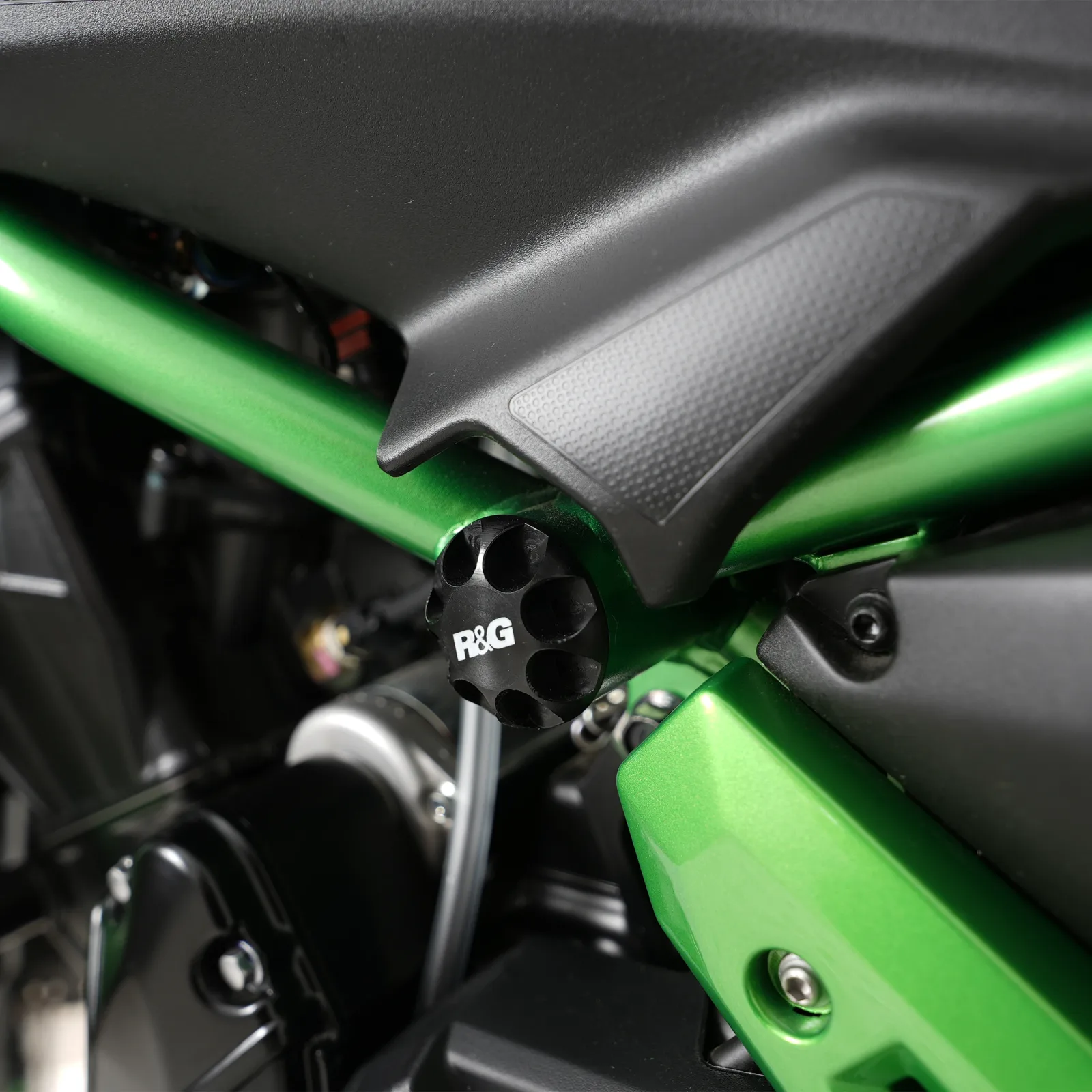 R&G Тапи за рама за Kawasaki Z650 (2017+), Z650RS (2021+), Z650 S (2026+)