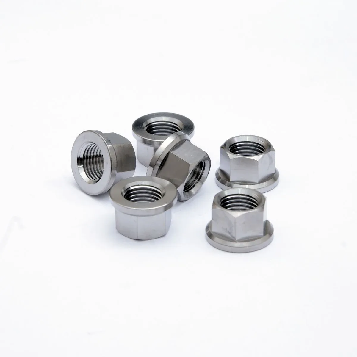 R&G Титаниеви гайки за зъбчатка M10 × 1.00 (6 броя) за Ducati (различни модели)